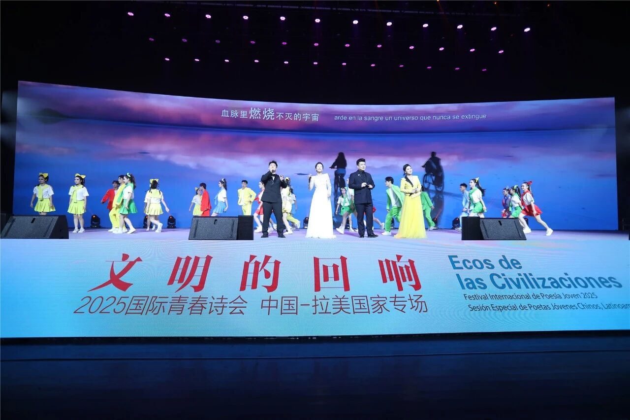 主題曲《青春火焰》將現(xiàn)場的氣氛推向高潮