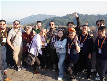 長城上，千年斑駁成詩，訴予我聽