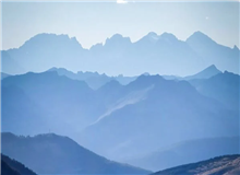 每個(gè)字都很珍貴　　珍惜當(dāng)下，努力去寫(xiě)，對(duì)寫(xiě)下的每一個(gè)字負(fù)責(zé)。于我而言，每一個(gè)字都非常珍貴，如同古老的碑刻。[詳細(xì)]