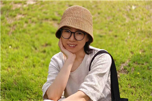 童話：獲獎作品《我的，我的》作者：趙卯卯         獲獎感言寫作兒童文學(xué)以來，我從未因為作品是寫給孩子們看的就敷衍。恰恰相反，我會更加謹(jǐn)慎地寫作。兒童是充滿智慧的，他們會用自己的方式去解讀、理解這個世界。為今天的孩子們寫出屬于他們這個時代的好作品，是我的責(zé)任，也是我的義務(wù)。