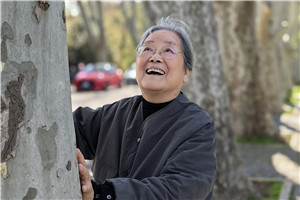 兒童繪本：獲獎作品《不能沒有》作者：蔡皋         獲獎感言書里最先出現(xiàn)的光是陽光。我有種植花草的習(xí)慣，跟植物打交道其實就是和陽光打交道。光的滋養(yǎng)與體驗積累得多了，有一天，會被兒童猛地“點醒”。比如，我的小孫子就跟我說……