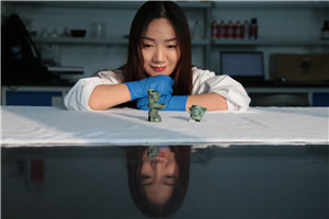 童話：獲獎作品《器成千年》作者：李姍姍         獲獎感言在爺爺松過土的菜園里，在爸爸剛疏通的小水溝邊，在某個微雨初歇的午后，當(dāng)陽光把濕潤的土地烤得像一塊巨大的松軟的蛋糕時，我揉捏著手心里的泥團(tuán)，想象的種子在腦袋里發(fā)芽了。