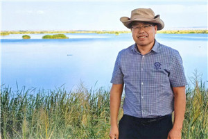 小說：獲獎作品《額吉的河》作者：許廷旺         獲獎感言在阿拉善流傳著“半袋冰糖”的故事。當(dāng)年一對年輕夫婦給上海孤兒送些牛奶、黃油。妻子看到一個男孩，兩歲了，不會坐不會爬，大腦袋小細(xì)脖。男孩與她特別親，臨走時哭鬧不止。當(dāng)晚，夫婦商議領(lǐng)養(yǎng)男孩。