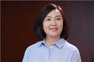 小說：獲獎作品《胡同也有小時候》作者：周敏         獲獎感言胡同的魅力，不是一部小說能說盡的，希望有機(jī)會來北京的朋友，能找一間什剎海附近胡同深處的民宿住上些時日，逛逛早市，看看夕陽，嘗嘗“鴉兒李記”的早點，品品“富華齋”的蓋碗茶。要是運氣好……