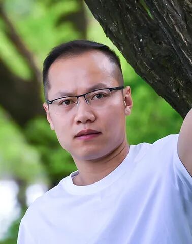   范墩子     西安市文學(xué)藝術(shù)創(chuàng)作研究室專業(yè)作家。在《人民文學(xué)》《江南》《青年作家》《滇池》等期刊發(fā)表近百萬字，已出版《抒情時代》《虎面》《我從未見過麻雀》《去貝加爾》《小說便條》等作品。曾獲陜西青年文學(xué)獎、《滇池》文學(xué)獎最佳小說獎、長安散文獎等。