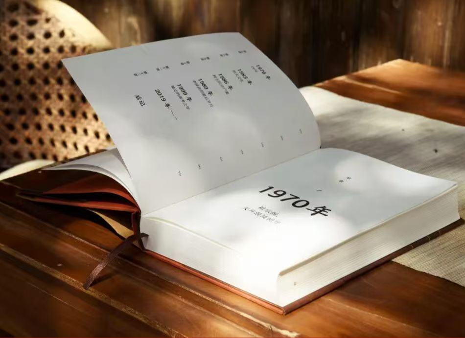 《璩家花園》：雅要雅得透，俗也要俗得透活躍在璩家花園里的各色人等構(gòu)成了一個具體而微的市井社會，開啟了各自的市井人生。[詳細(xì)]