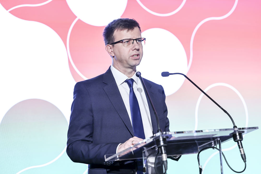 11月27日，在匈牙利布達(dá)佩斯，匈牙利歐盟事務(wù)部長博考·亞諾什在頒獎(jiǎng)典禮上致辭。新華社發(fā)（鮑洛格·達(dá)維德攝）