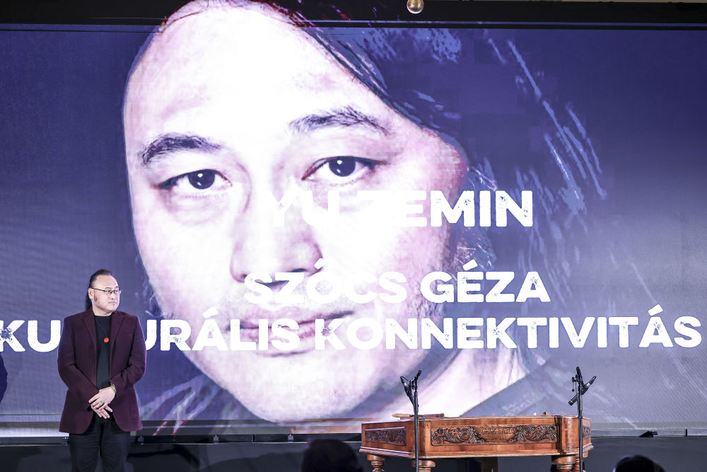 11月27日，在匈牙利布達(dá)佩斯，中國旅匈翻譯家余澤民在頒獎(jiǎng)典禮上。新華社發(fā)（鮑洛格·達(dá)維德攝）