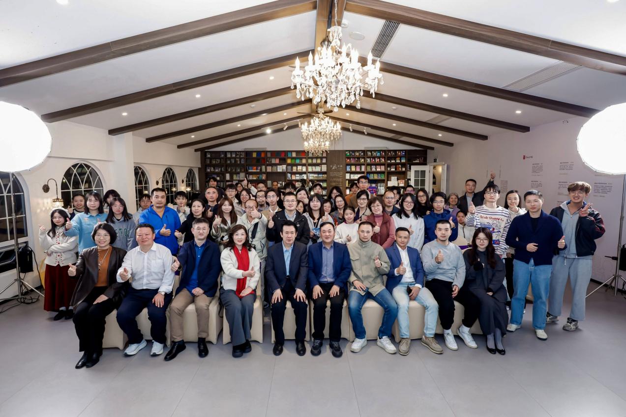 D:/桌面/第24講/24講媒體資料包/活動合影.jpg活動合影