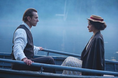 亞歷山大·戈?duì)柊屯蟹蚝瓦_(dá)里婭·庫(kù)卡爾斯基赫在葉戈?duì)枴た浊÷宸蛩够鶎?dǎo)演的電影《飛行家》中分別扮演男女主人公因諾肯季和阿納斯塔西婭。大書獎(jiǎng)得主葉夫根尼·沃多拉茲金的小說原著出版于2016年，漢語譯本今年夏天在中國(guó)上市。