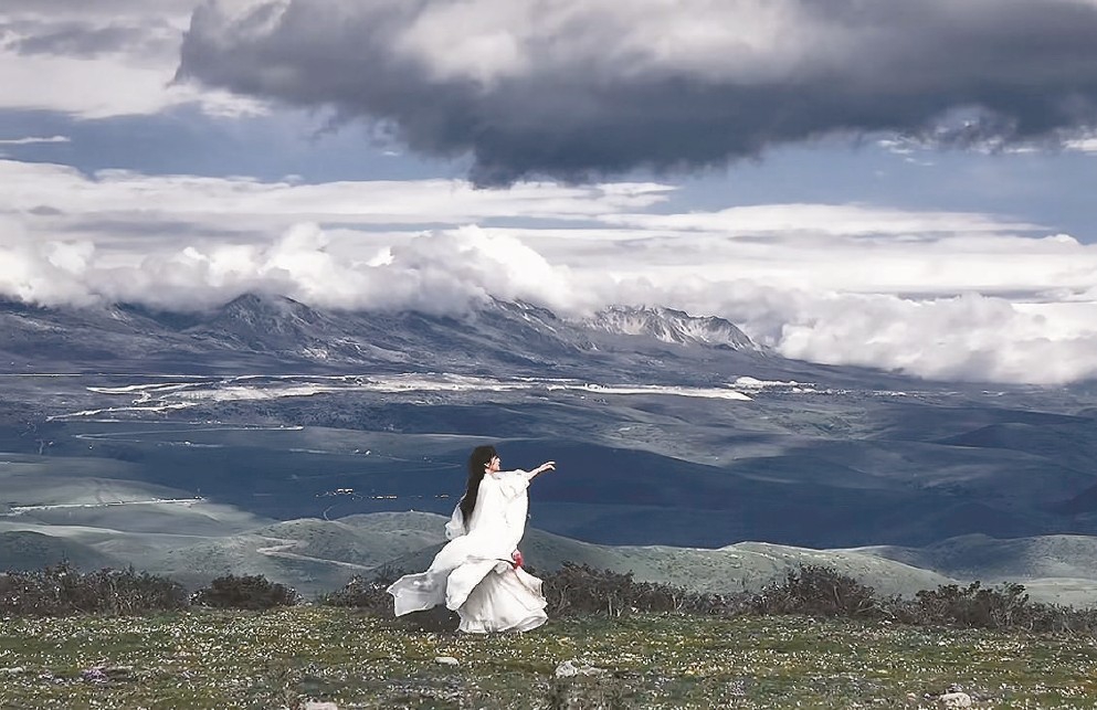 博主“叁仟”的視頻一般以中式景致為背景，她則身著漢服，與背景構(gòu)成渾融的整體。