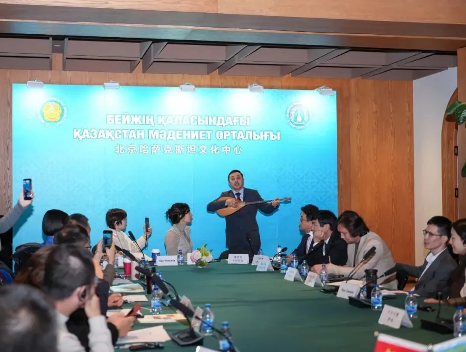 研討會(huì)現(xiàn)場(chǎng)，哈薩克斯坦作家表演民族樂(lè)器