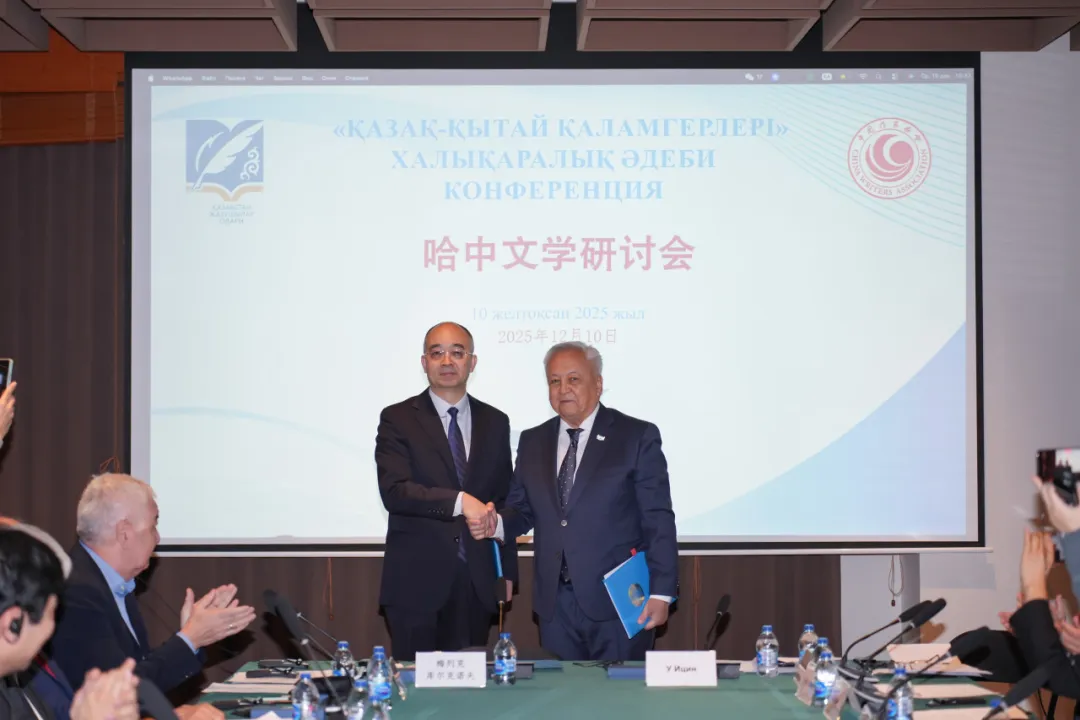 吳義勤和梅列克·庫(kù)爾克諾夫代表中哈雙方簽署《中國(guó)作家協(xié)會(huì)與哈薩克斯坦作家協(xié)會(huì)合作諒解備忘錄》