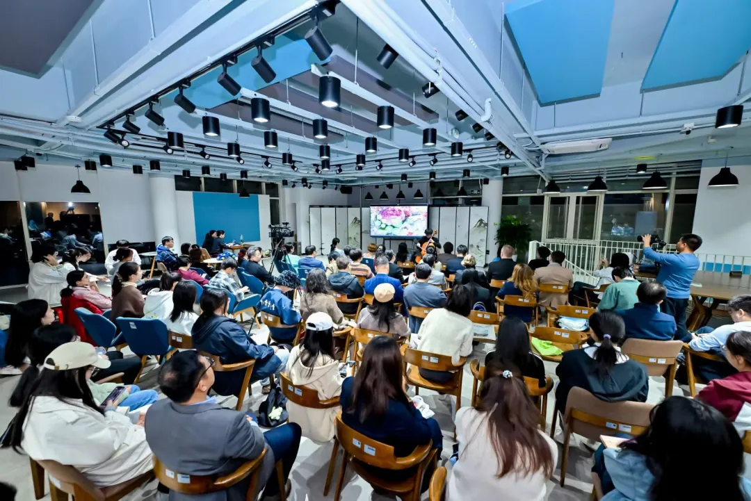 （"沿著'一帶一路'綻放的詩歌之花——中外詩歌之夜"朗誦會(huì)在校區(qū)立身軒舉行）