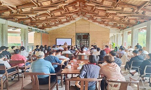 知名網(wǎng)絡(luò)作家蔣離子在臨安作文學(xué)講座