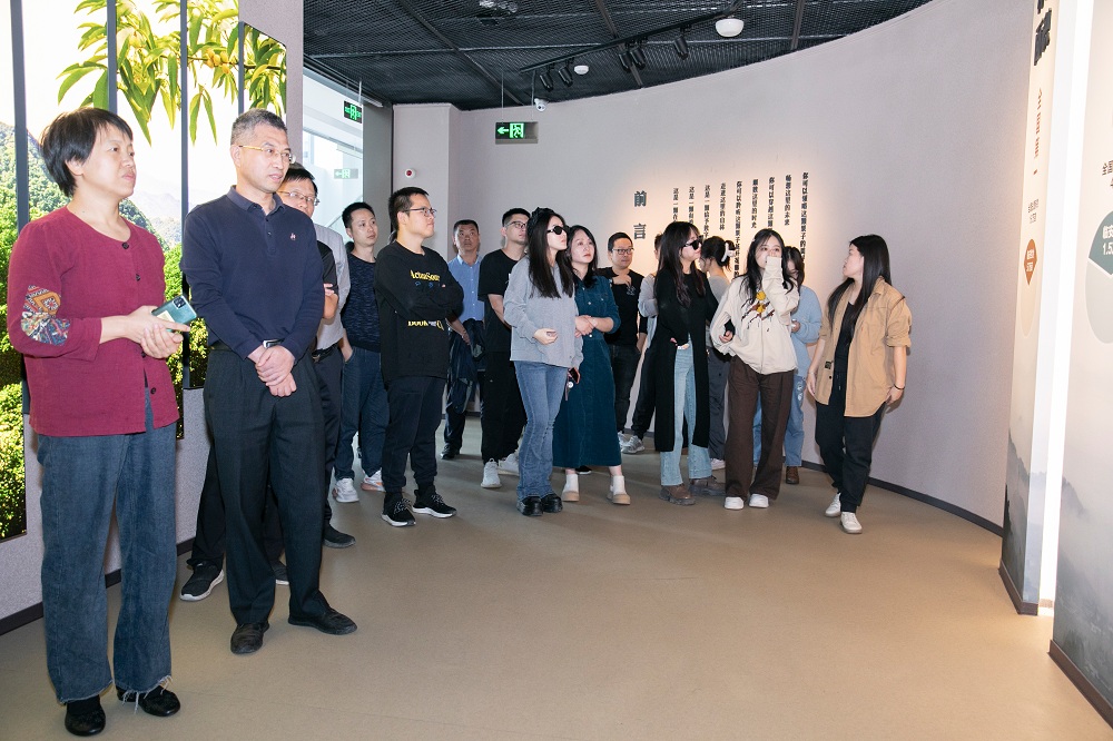 網(wǎng)絡(luò)作家赴實(shí)踐點(diǎn)采風(fēng)1