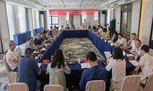 2023年8月8日至9日，文潤師市·《綠洲》筆會(huì)暨可克達(dá)拉文學(xué)創(chuàng)作改稿會(huì)邀請疆內(nèi)外名家授課改稿