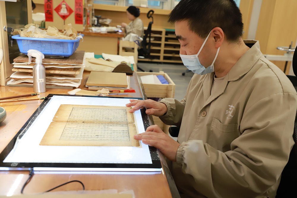 工作人員正在修復古籍  四川省人大供圖