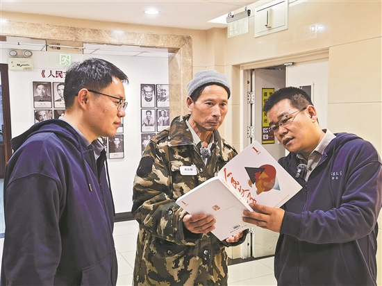 劉詩利與《人民文學》主編徐則臣、副主編陳濤一起閱讀刊物。《人民文學》雜志社 供圖