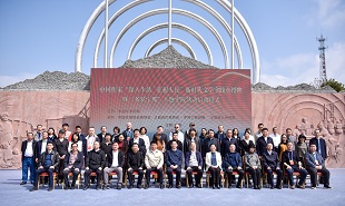 采風團一行合影留念