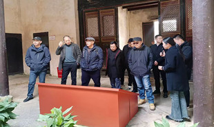 采風團一行在小布鎮(zhèn)革命舊居舊址群參觀