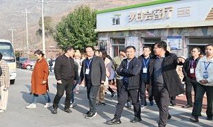 全國文學名刊名編創(chuàng)作筆會與會作家參觀九女峰鄉(xiāng)村振興示范區(qū)