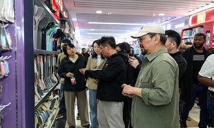 采風(fēng)團(tuán)考察義烏國(guó)際商貿(mào)城