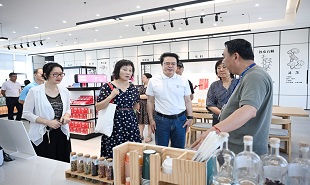 采風(fēng)團(tuán)了解南川區(qū)中醫(yī)藥產(chǎn)業(yè)發(fā)展