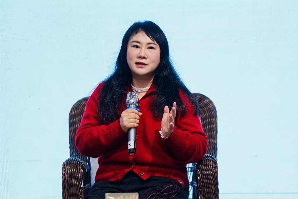 女人穿著外套

AI 生成的內(nèi)容可能不正確。