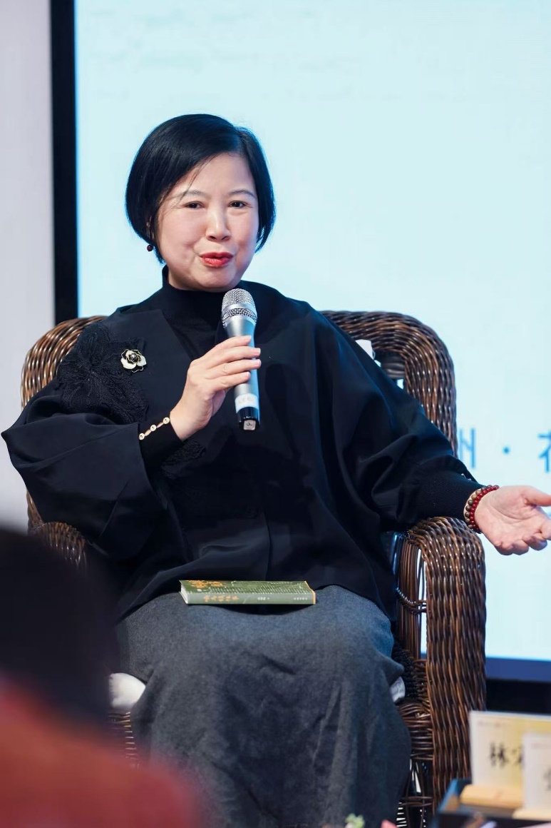 穿黑色衣服的人在打電話

AI 生成的內(nèi)容可能不正確。