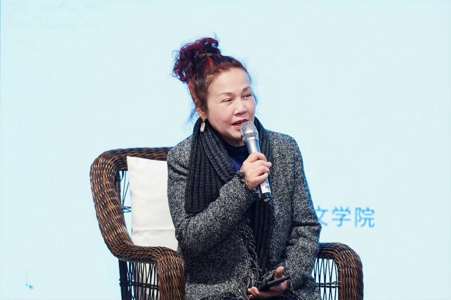 穿著黑色衣服的人

AI 生成的內(nèi)容可能不正確。