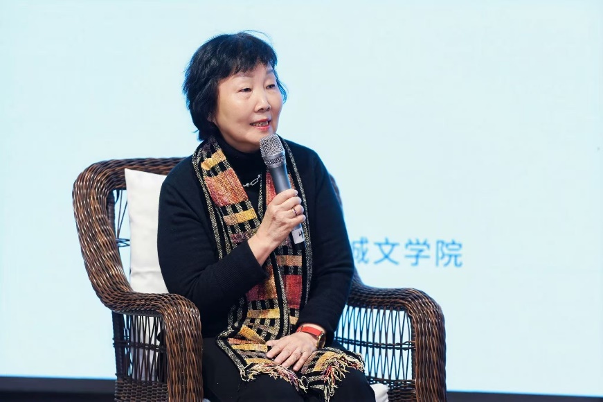 穿著西裝筆挺的男子坐在椅子上

AI 生成的內(nèi)容可能不正確。