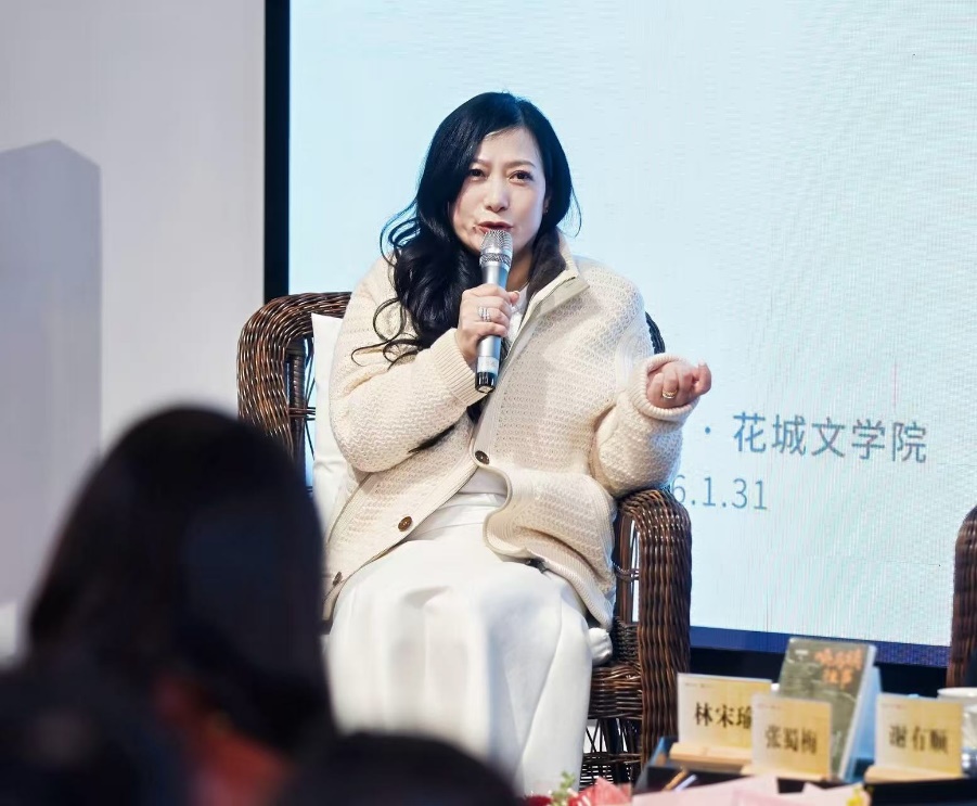 女人坐在椅子上

AI 生成的內(nèi)容可能不正確。