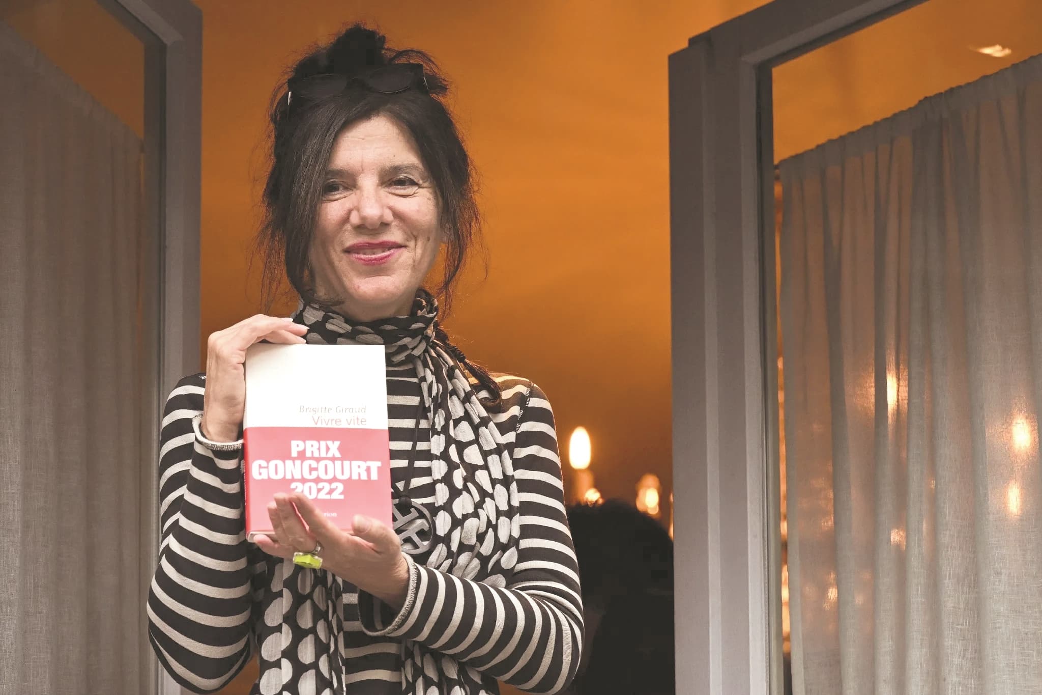 布里吉特·吉羅與《縱情生活》 吉羅是獲得龔古爾文學(xué)獎(jiǎng)的第5位里昂作家和第13位女性作家