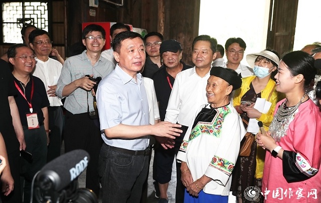 中國作協(xié)組織作家赴十八洞村參觀學習