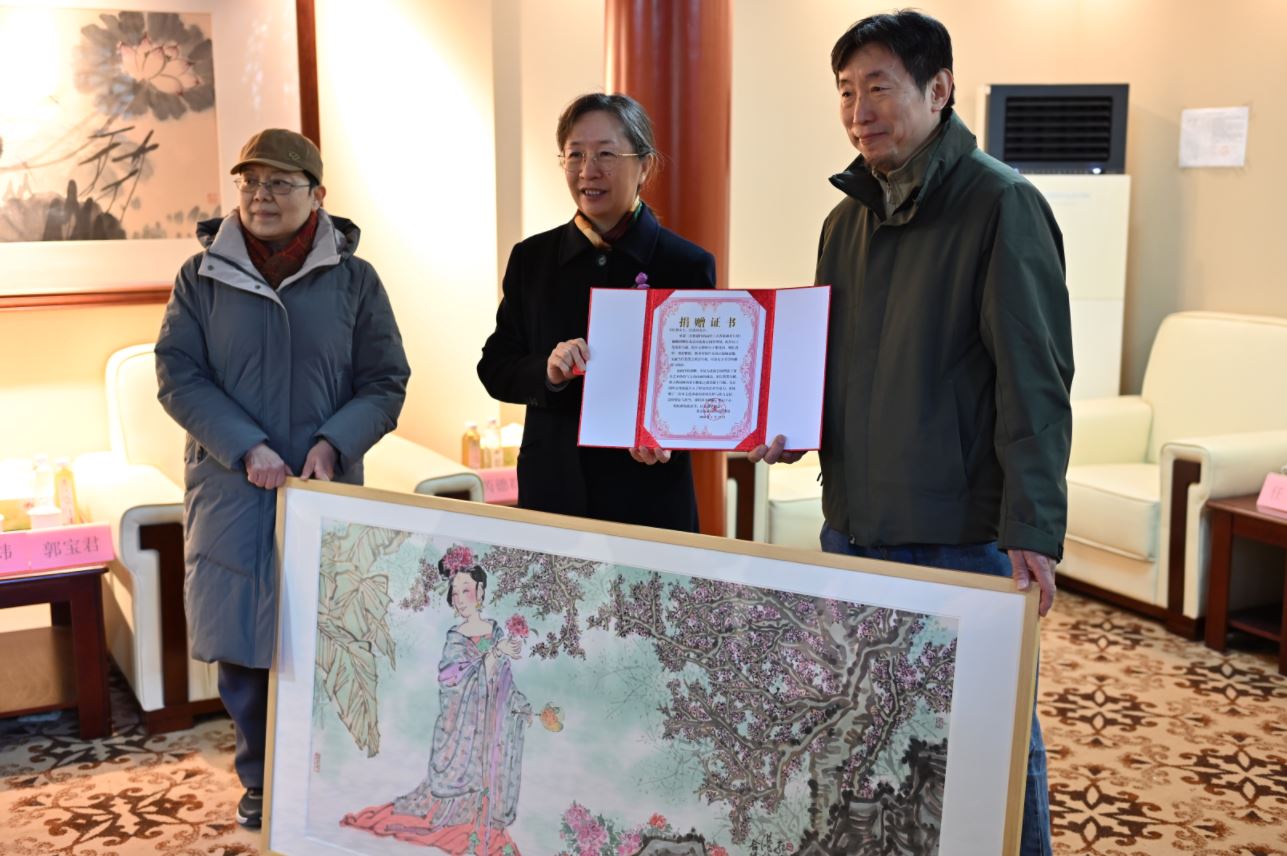 韋紅燕、汪港清向北海公園捐贈作品，北海公園黨委書記、園長孫齊煒接受捐贈
