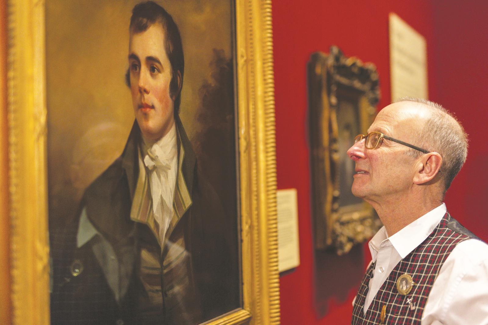 威廉·扎克斯在蘇格蘭國立美術(shù)館凝視著他發(fā)現(xiàn)的亨利·雷伯恩作羅伯特·彭斯像。該畫右側(cè)并列展出的是亞歷山大·內(nèi)史密斯的原作。尼克·梅勒攝影