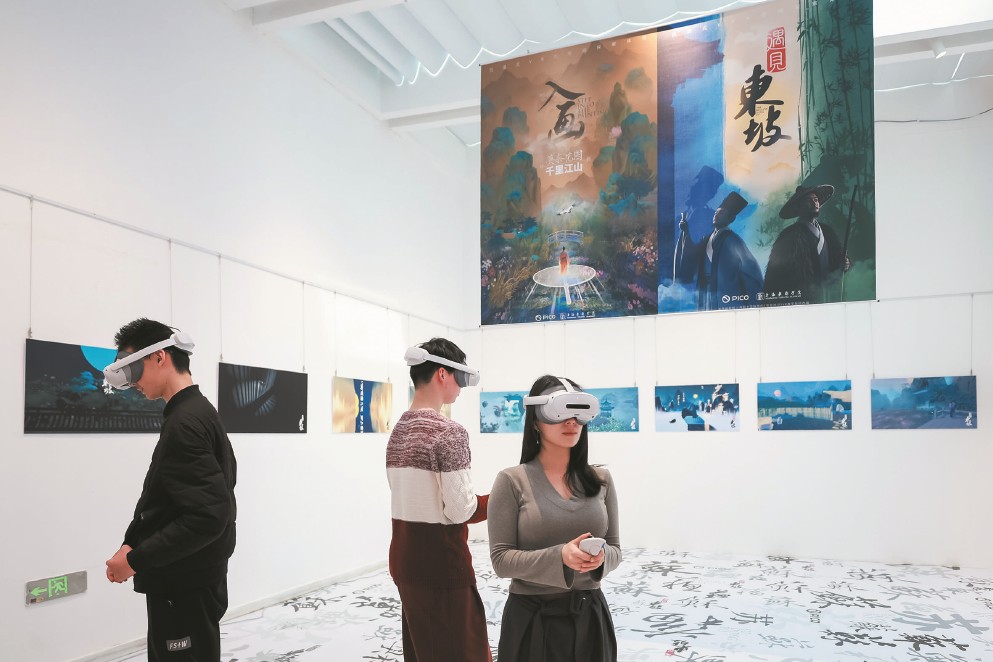 馬年新春期間，上海和平書院·國學(xué)傳習(xí)社“遇見東坡”VR體驗區(qū)吸引觀眾沉浸式對話文豪，徜徉古詩畫境。 （主辦方供圖）