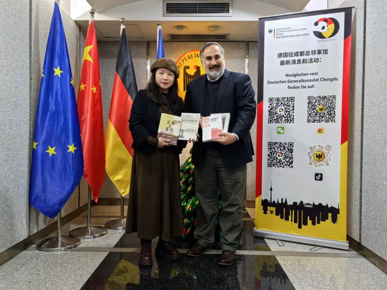 德國駐成都總領(lǐng)事密安龍接受贈書