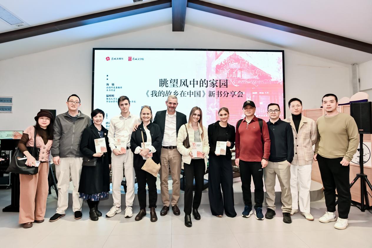 海嬈、溫明明、唐詩人等與多洛絲后人一行合影