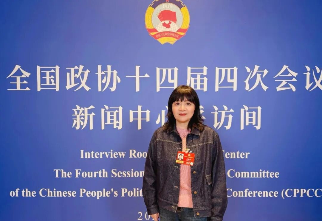 全國政協(xié)委員、中國視協(xié)副主席、編劇王麗萍 &nbsp;