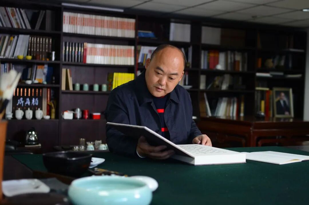 全國政協(xié)委員、民盟中央文化委員會副主任、中國國家畫院藝術(shù)家洪厚甜