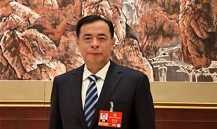 全國政協(xié)委員、中國作家協(xié)會主席團(tuán)委員滕貞甫