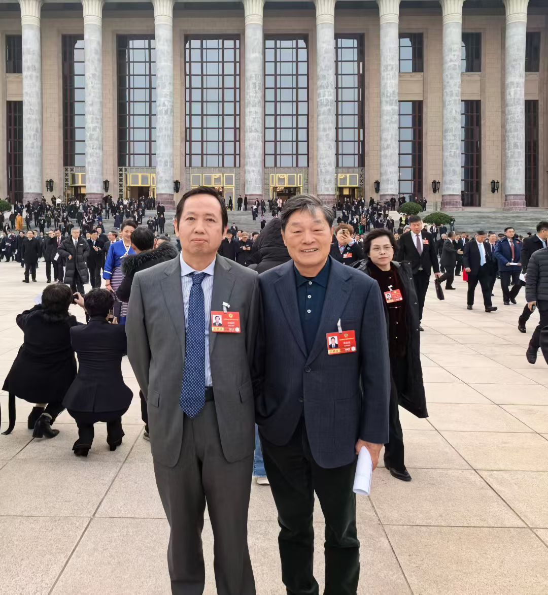 全國政協(xié)委員、北京十月文藝出版社總編輯韓敬群，全國政協(xié)委員、湖北省文聯(lián)名譽主席熊召政