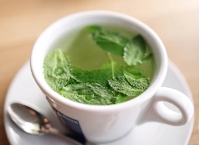 唯精神論者　　“你可以寫無產階級的小說，也可以寫資產階級的小說，但絕不能寫小資產階級的小說。”[詳細]