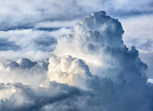 朱強：行云兩百年前的某個春日下午，我的祖輩朱學賓在茶芫下的田野里犁地，他的手上沾滿了泥，他熱氣騰騰的胸膛向風袒露。[詳細]
