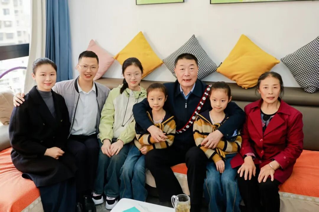 徐貴祥與讀者龍正錢全家合影