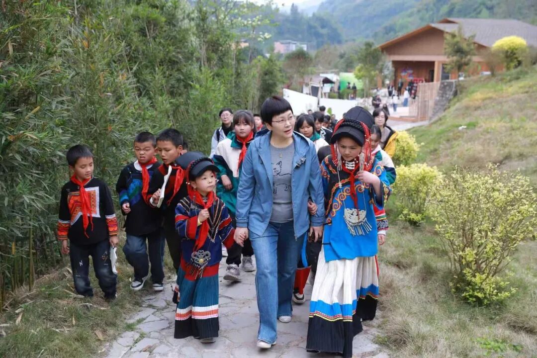 湯素蘭帶著小朋友在山野戶外行走