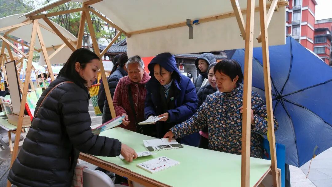 “文學(xué)早市”現(xiàn)場(chǎng)，讀者在攤位前