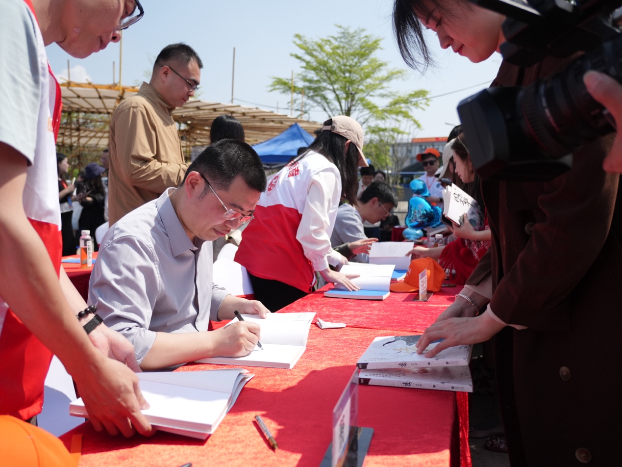“著名作家抵達文學‘縣’場”活動在廣東江門開平啟動